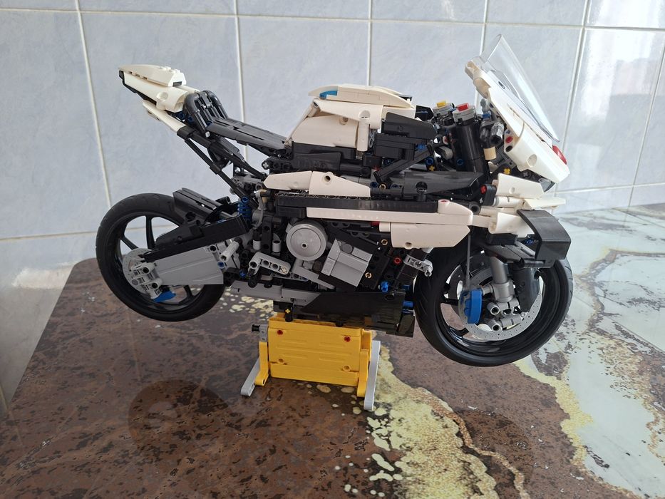 LEGO Technic BMW M 1000 RR