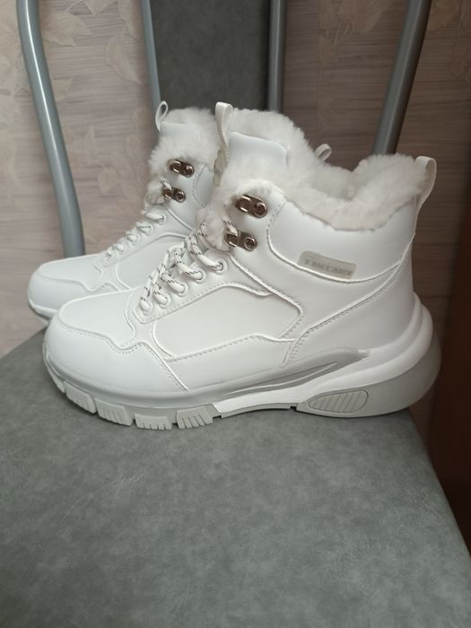Новые  кроссовки, утепленные