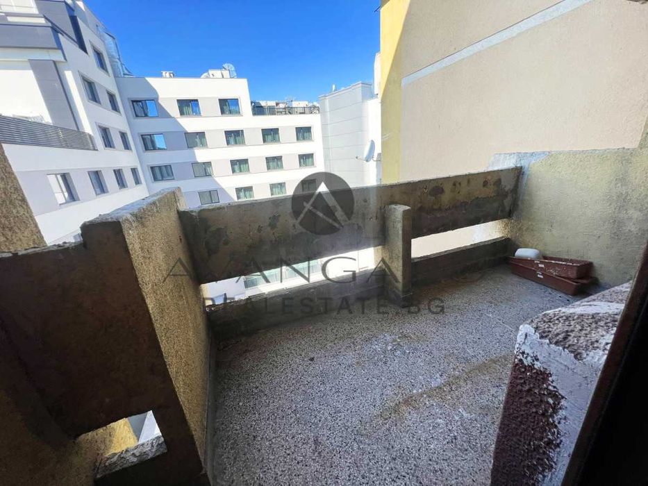 оф.23812 Тристаен обзаведен до ц.Света Петка