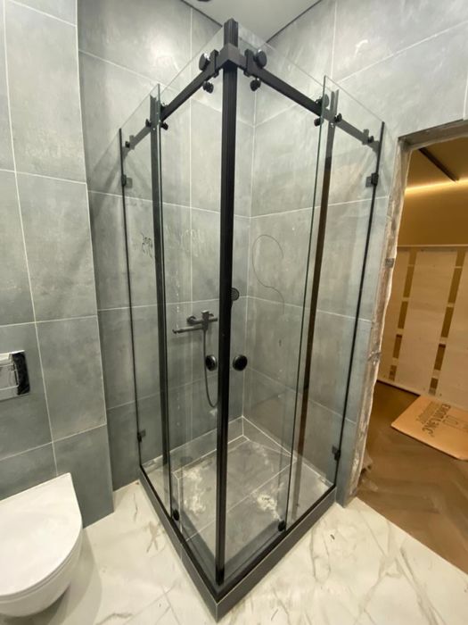 Стеклянные душевые кабины
