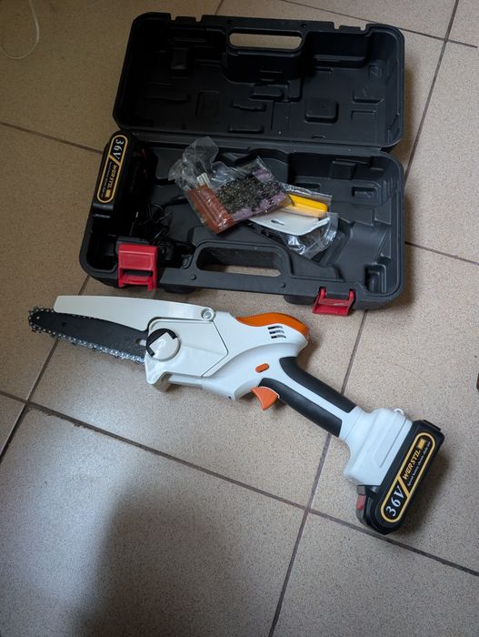 Fierăstrău mini pe acumulator