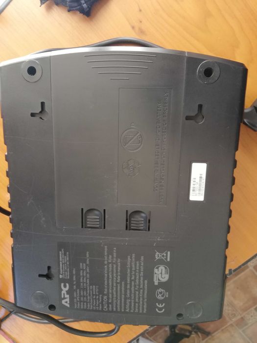 UPS APC ES 700, 405 Watt, 700 VA + cablu date