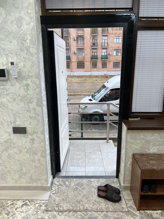 Ижарага 2 хонали, 1 чи каватда жойлашган квартира берилади.