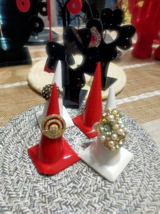 Маникены для витрина бижутерии