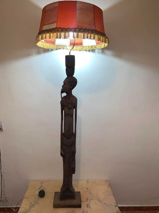 Veioza din lemn sculptat cu tenta africana