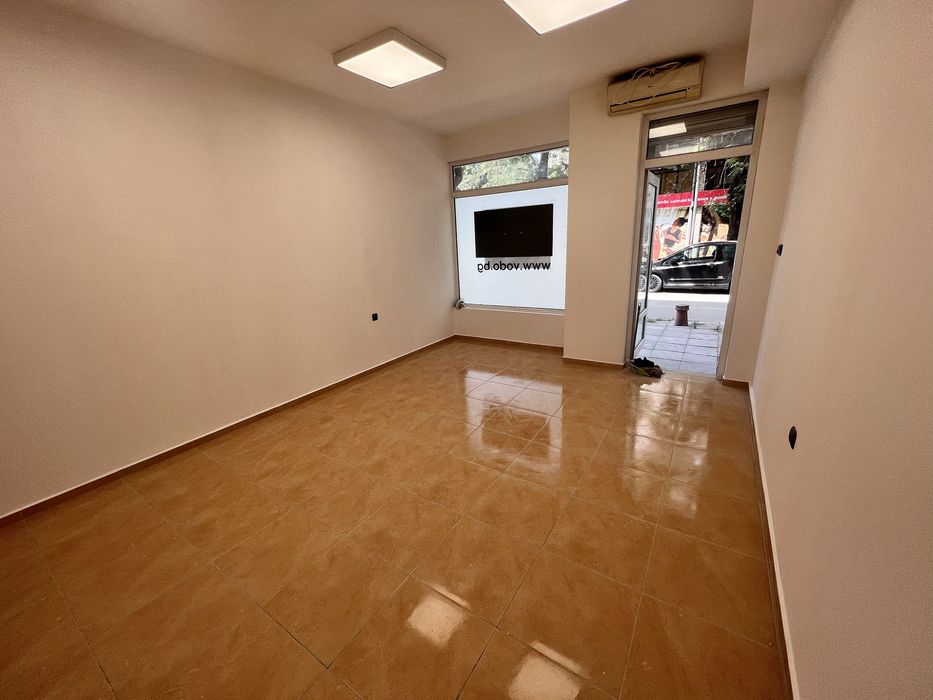 Дава се под наем Магазин в Бургас, Братя Миладинови - 46 кв.м за 306 € - Снимка #1
