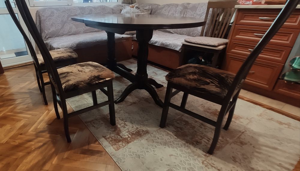 Масивна трапезна маса