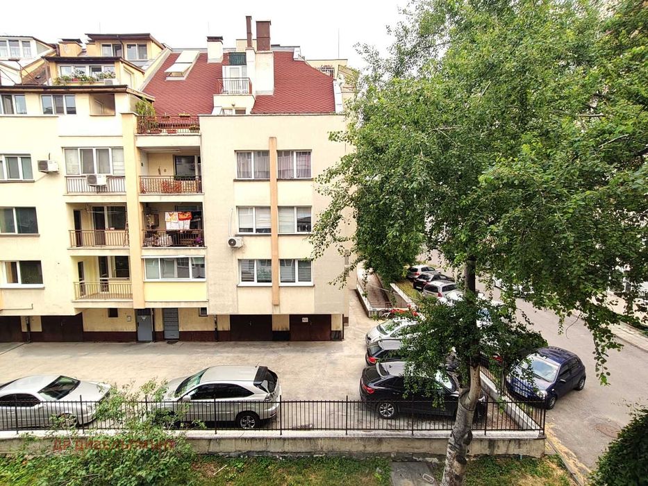 Голям тристаен до три Метростанции на улица Струга, Център