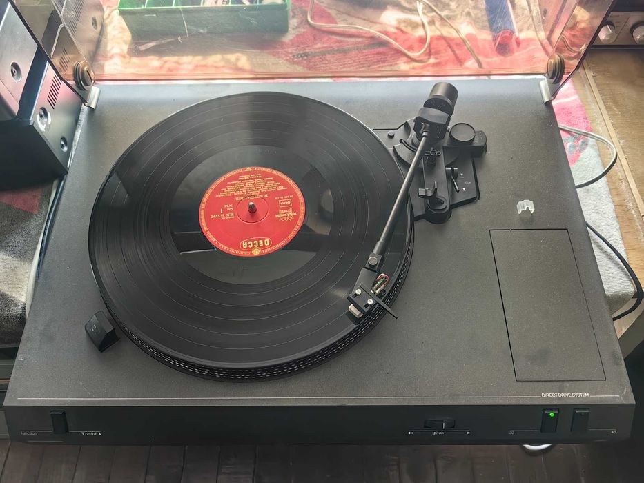 Стар модел грамофон Universum