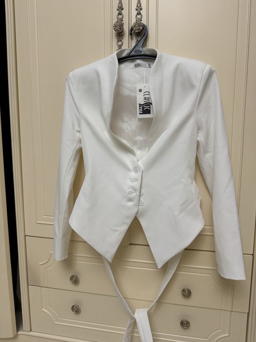 Продам новый белый пиджак с биркой