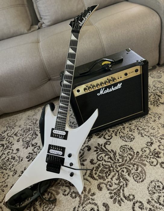 Chitara Jackson JS32 Kelly White + husă + curea + corzi noi