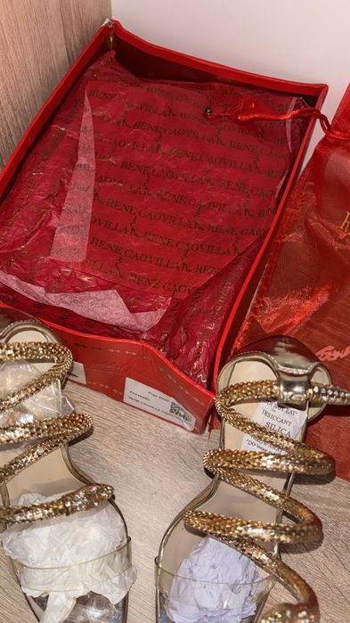 Pantofi cu toc Renee Caovilla -șerpi aurii pe picior