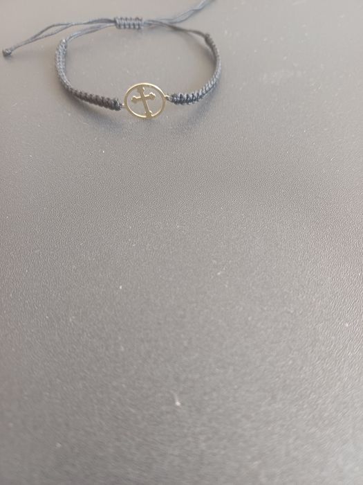 Bratara de aur galben pe șnur