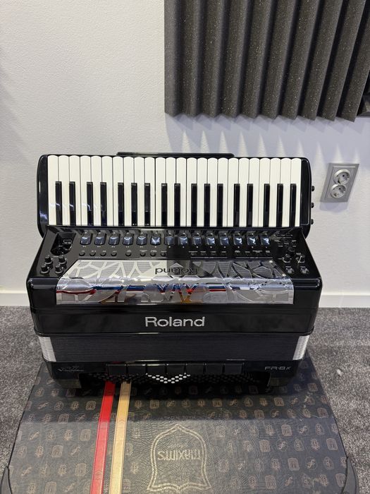 Vând acordeon Roland fr8x