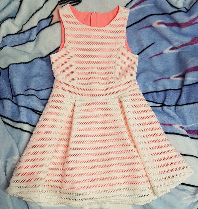 Рокличка бяла с розова подплата-6-7год.