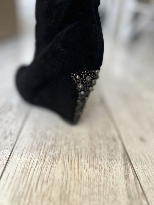 Продам замшевые зимниее сапоги