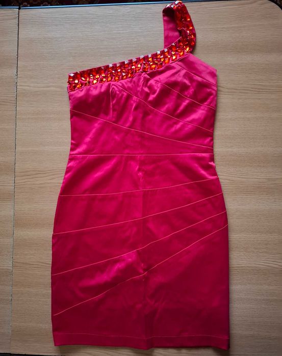 Rochie culoarea roșu marimea S-M lungime medie