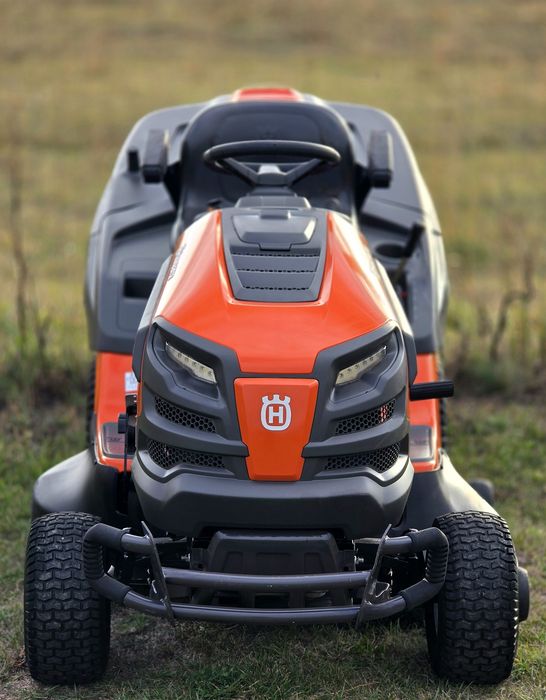 Tractoras gazon iarba Profesional Husqvarna USA 724 cm3 22 cp Briggs and Stratton start/stop + mulcere  2 cutite 115 latime Full!! Impecabil!
