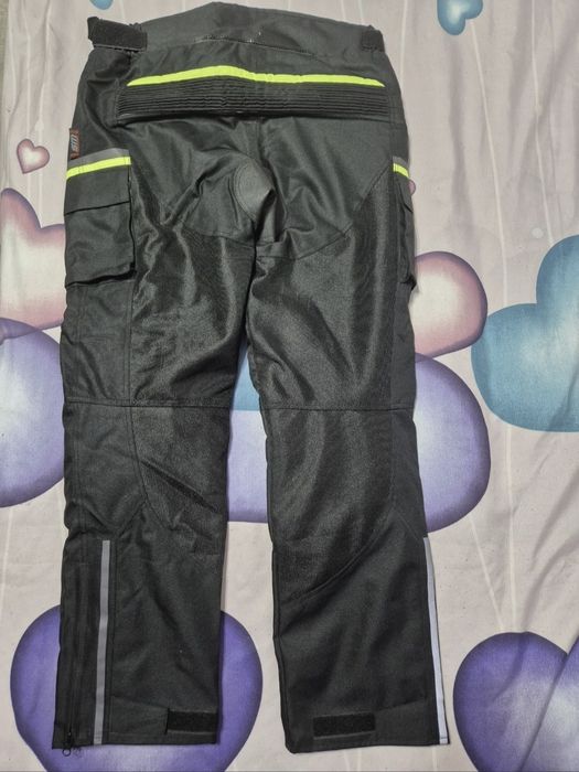 Pantaloni si cizme moto