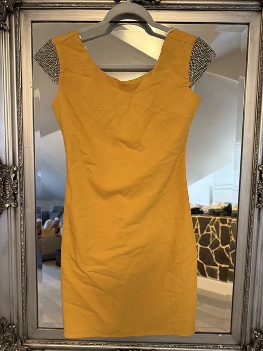 Rochie cu umerii cu pietricele