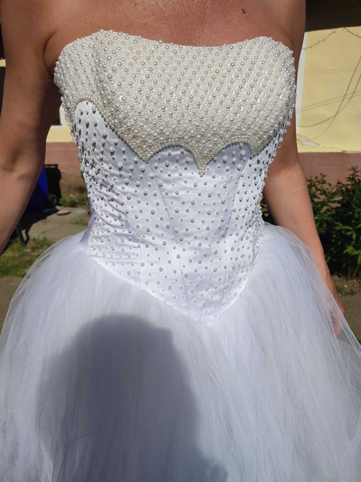 Vând doua rochii de mireasa mărimea 40-42 stare foarte buna.