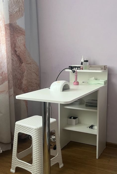 Продам маникюрный стол и кушетки