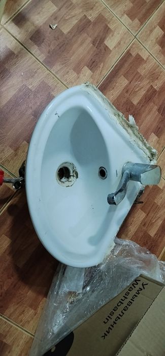 Продам угловую раковину 31*31