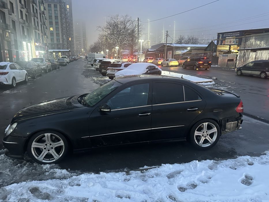 Продам по запчастям мерс 211 есть все