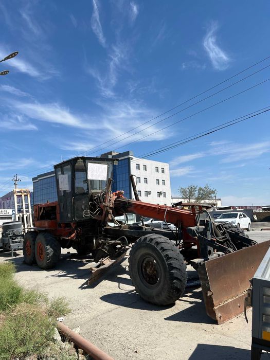 Avtogreyder Автогрейдер sotiladi – zo'r holatda, arzon narxda!