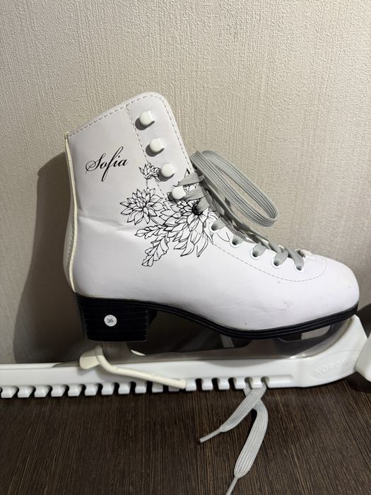 Коньки на девочку