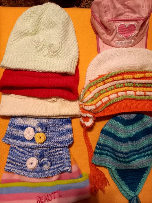 Продавам детски шапки, шалове и ръкавици.