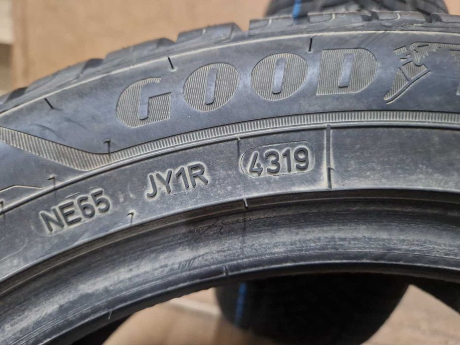 2 Goodyear R17 235/50
зимни гуми
DOT4319