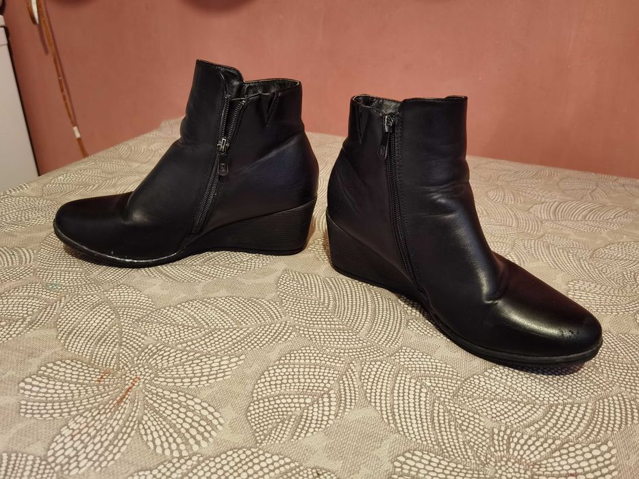 Черни боти от изкуствена кожа