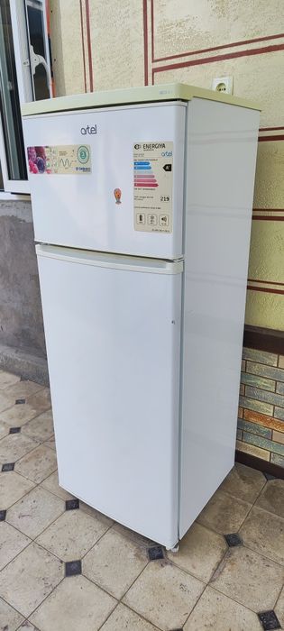 Холодилник ARTEL белого цвета.