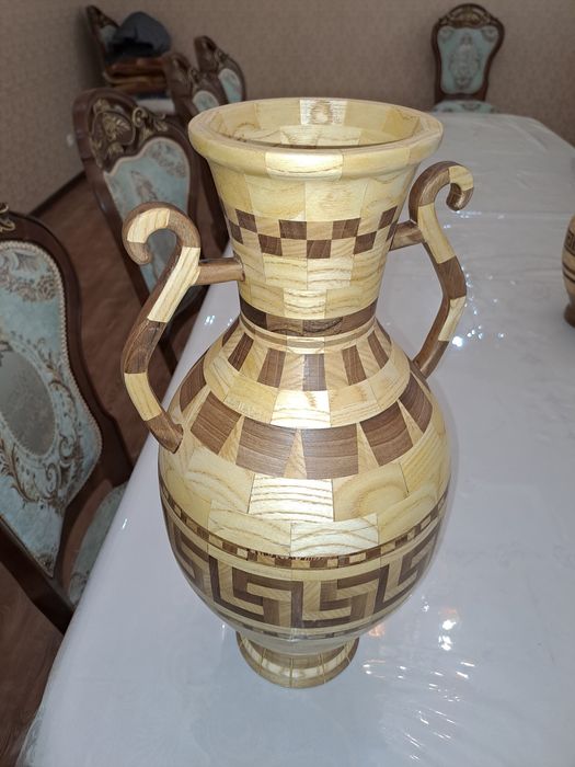 Кувшин изготовленный из твёрдых пород дерева