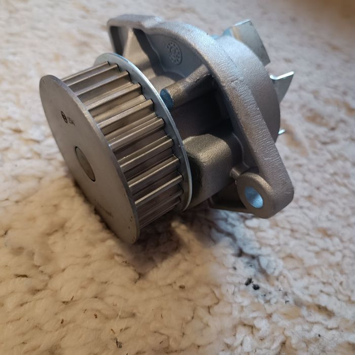 НОВА! Водна помпа Bosch за автомобили от Ваг групата.