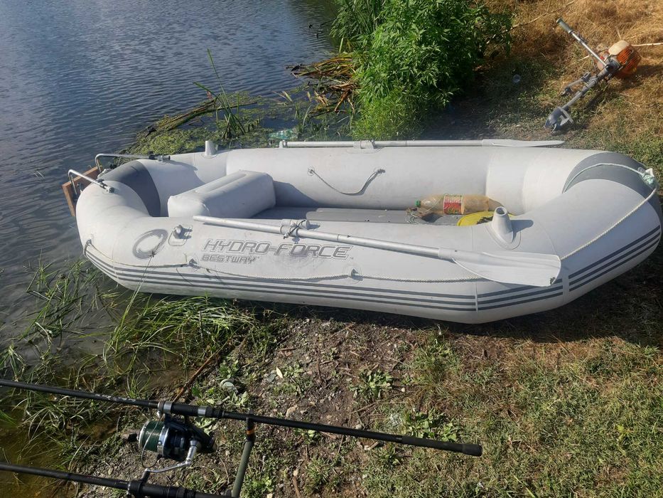 Надуваема лодка с надуваеми дъно