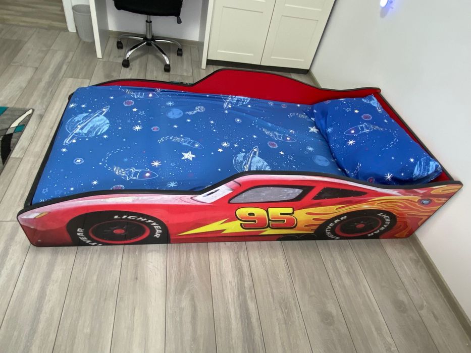 Pat mașină Fulger McQueen + saltea + lenjerii