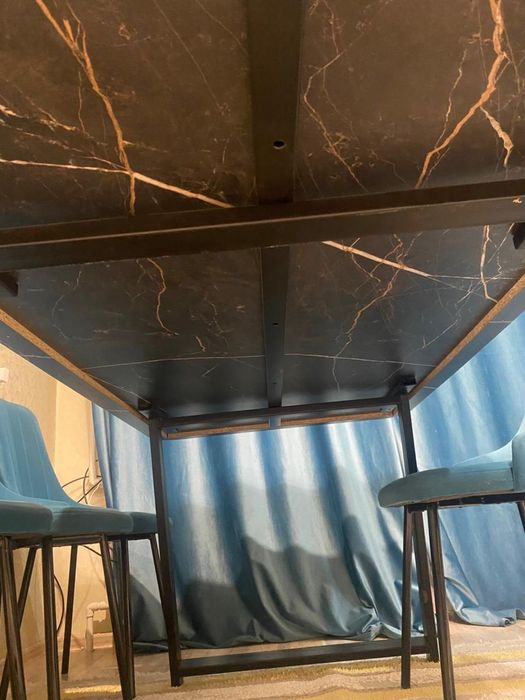 Продаю кухонный стол и стулья