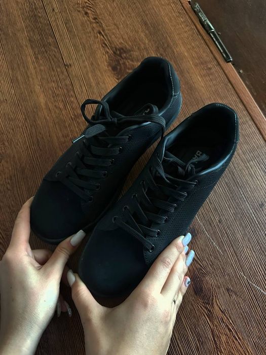 Красовки чёрные продам