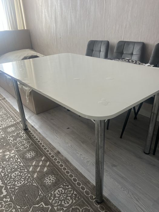 продается стол белый