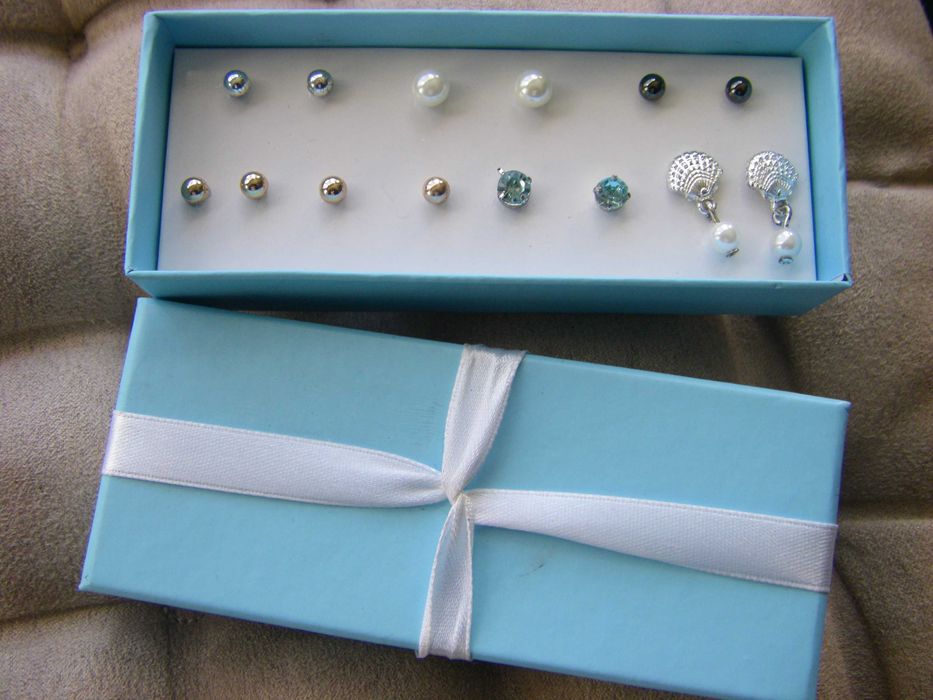 Комплект от 7 чифта обеци AVON