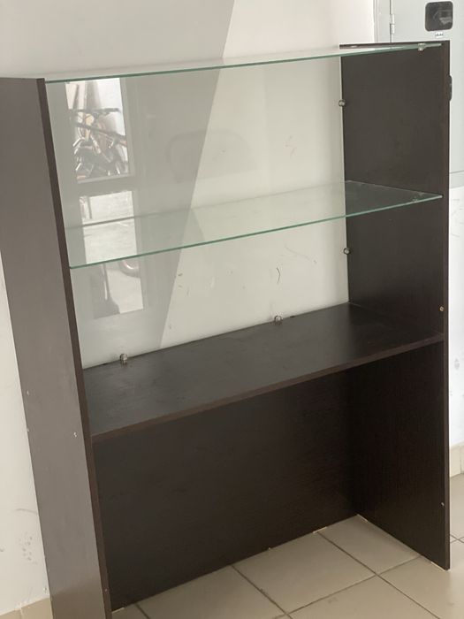 Ветринный стеклянный шкаф