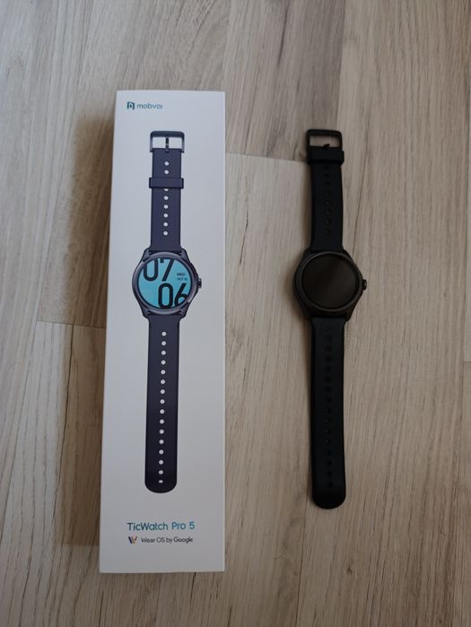 Продавам смарт часовник TicWatch Pro 5 – Като нов!
