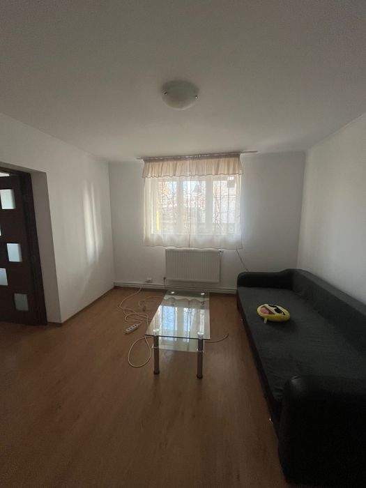 Închiriez casă la curte sector 5