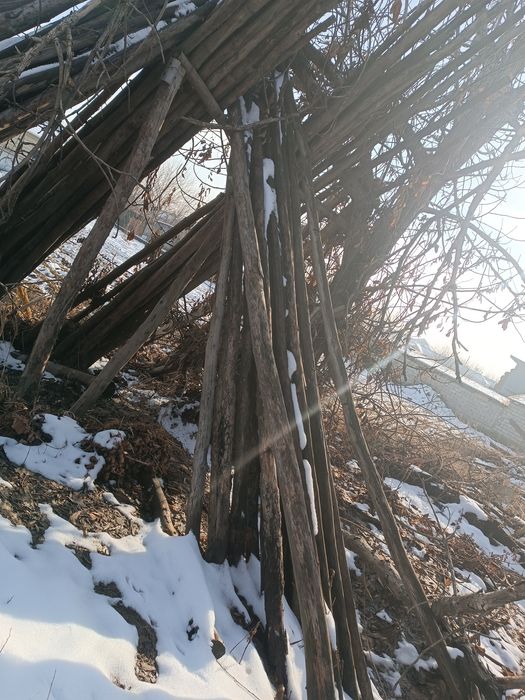 Ағаш стойкага, страпилага.