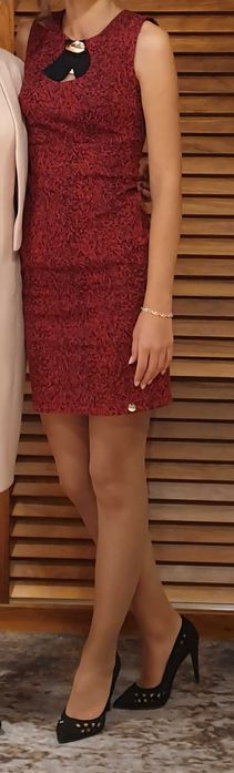 Елегантна червена рокля Lucy с красив акцент - размер S