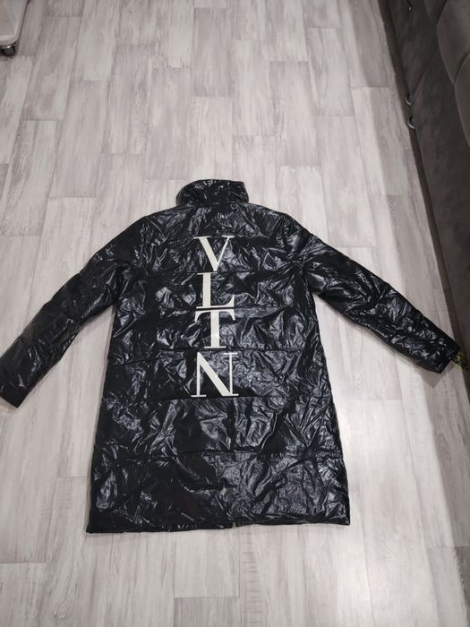 Продам лаковую женскую куртку