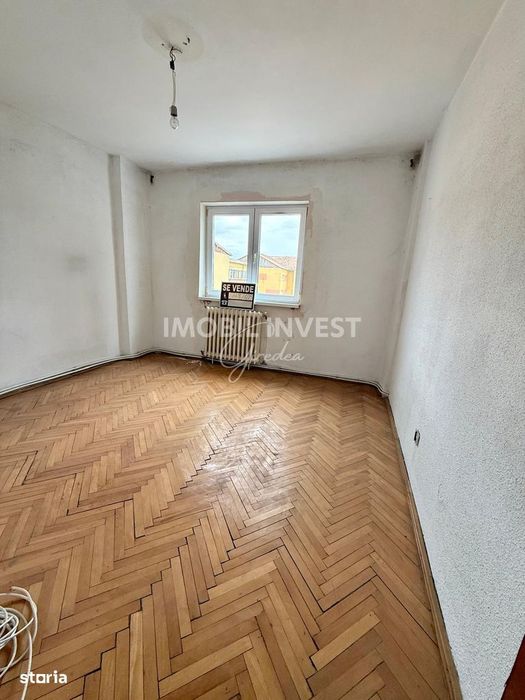 Apartament cu 3 camere, decomandat, Cetate, pret 79.000
