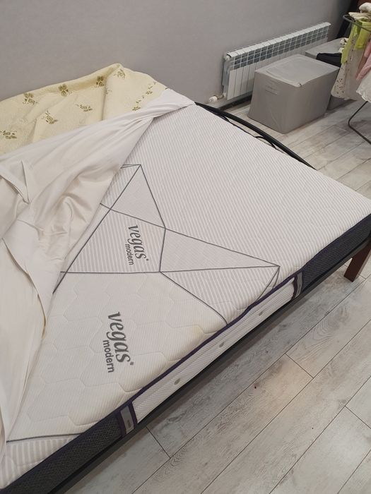 Кровать с матрасом